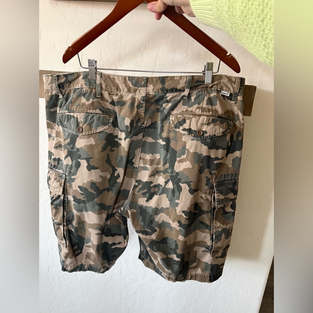 Levi’s|Men’s Olive Camouflage Cargo Shorts, size 40•••Summer closet staple - Picture 6 of 14